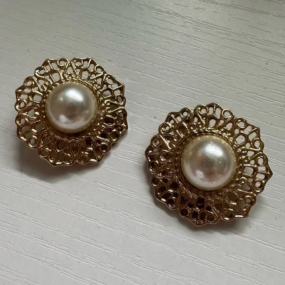 Vintage Gold Tone Faux Pearl Clip On Earrings - Picture 3 of 5